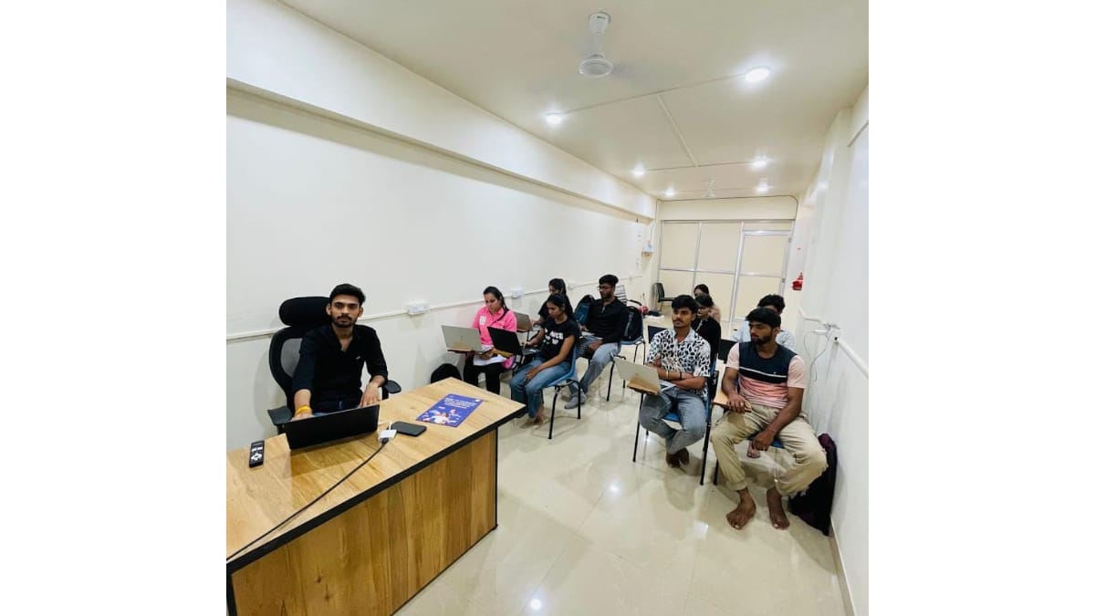 2526009792-Ampliclicks-Academy-Digital